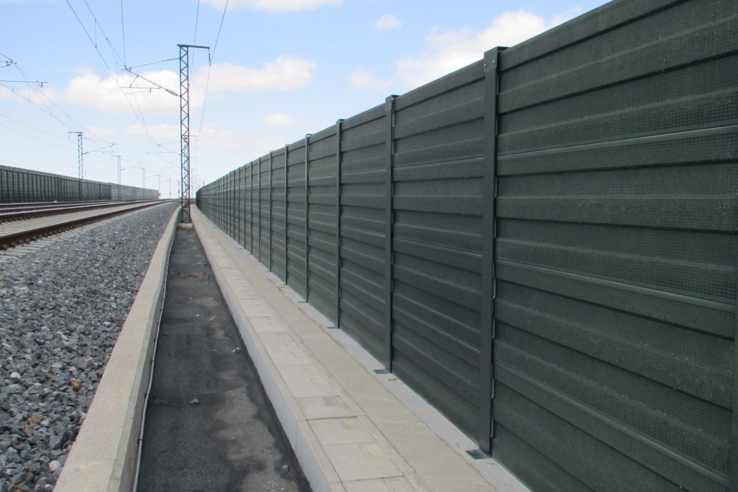 Adif AV reforzará la seguridad en la línea Madrid-León con mejoras y nuevas protecciones