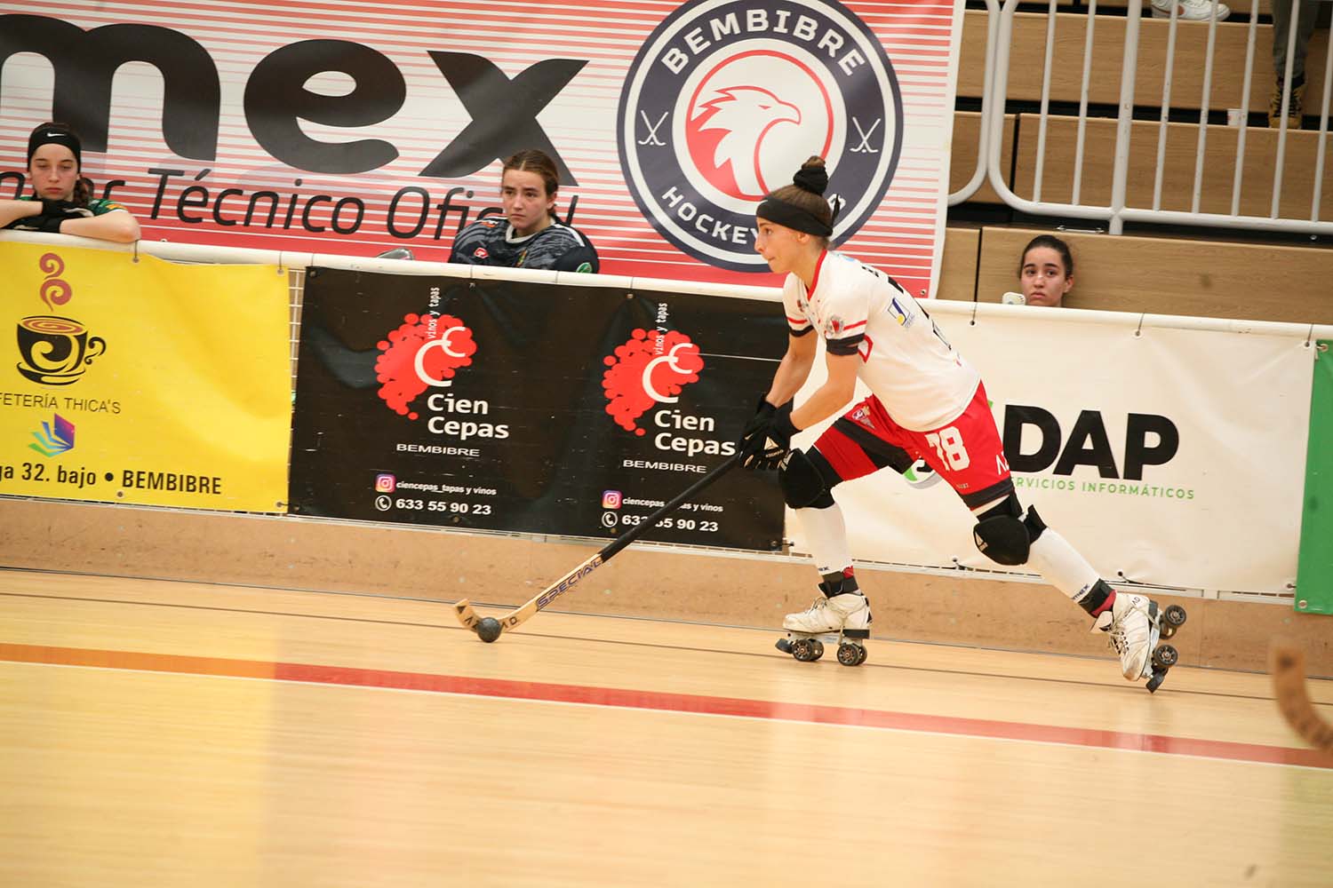 La jugadora del Bembibre Hockey Club Bea Várzeas con la pelota 