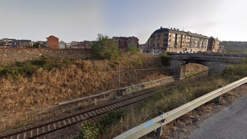 Una avería prolongada en la catenaria obliga a los viajeros del Barcelona - A Coruña a cubrir en autobús el tramo Burgos - Ponferrada