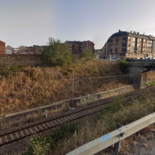 Una avería prolongada en la catenaria obliga a los viajeros del Barcelona - A Coruña a cubrir en autobús el tramo Burgos - Ponferrada