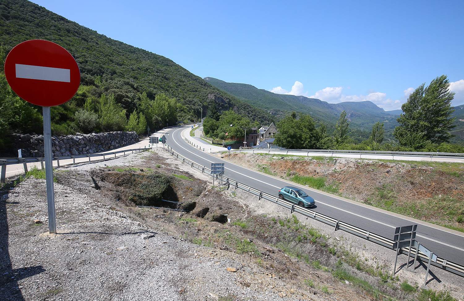 César Sánchez ICAL. Carretera N 120 entre Villamartín de la Abadía y Orense, por dónde discurriría la autovía A 76 entre Ponferrada y Orense César Sánchez ICAL. Carretera N 120 entre Villamartín de la Abadía y Orense, por dónde discurriría la autovía A 76 entre Ponferrada y Orense