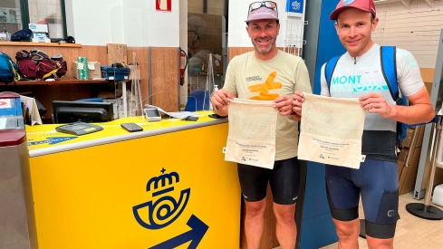Dos peregrinos con sus bolsas de tela otorgadas en la sede principal de Correos en Ponferrada