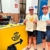 Dos peregrinos con sus bolsas de tela otorgadas en la sede principal de Correos en Ponferrada