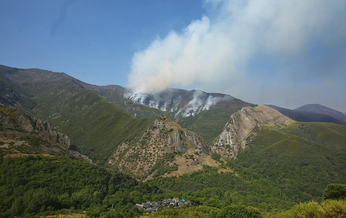 El incendio de Montes de Valdueza amenaza la localidad de Pe�a (Le�