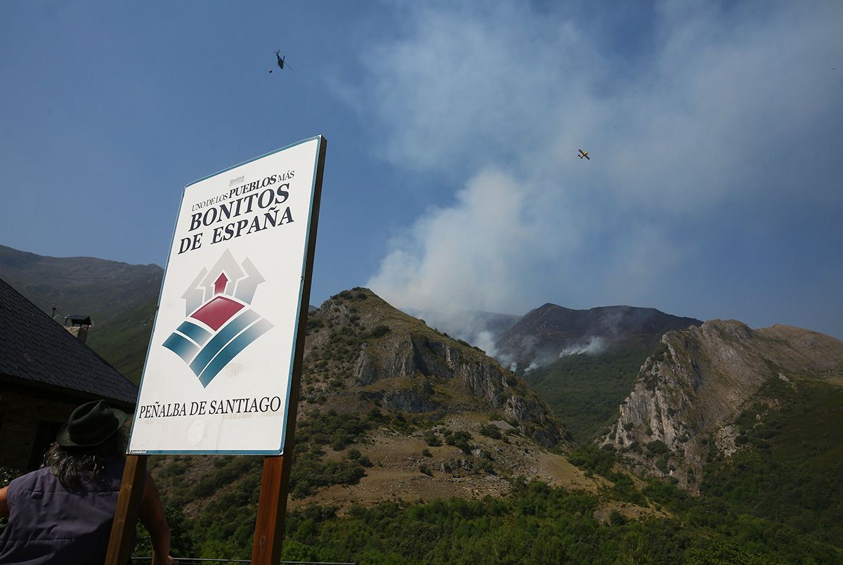 El incendio de Montes de Valdueza amenaza la localidad de Pe�a (Le�