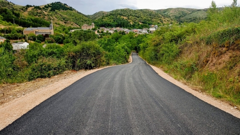 Entrada a Villar de los Barrios por el camino.