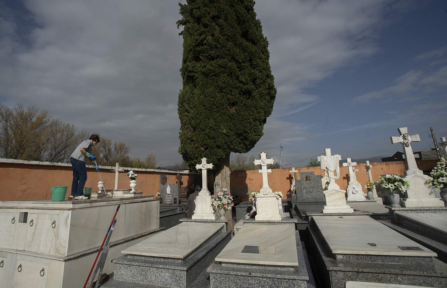 César Sánchez ICAL. Día de Todos los Santos en el cementerio municipal de Cacabelos