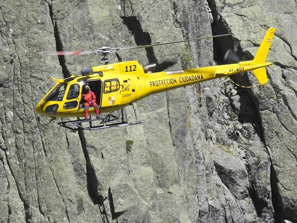 El Grupo de Rescate de la Junta auxilia con su helicóptero a un montañero herido en el pico Almanzor (Gredos)