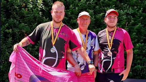 Los tiradores Alejandro y Héctor González en el podio del Campeonato Absoluto de Castilla y León de Tiro con Arco