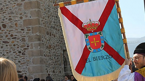 bandera Bierzo Peranzanes | Peranzanes conmemora este viernes los 25 años del primer izado de la bandera del Bierzo 