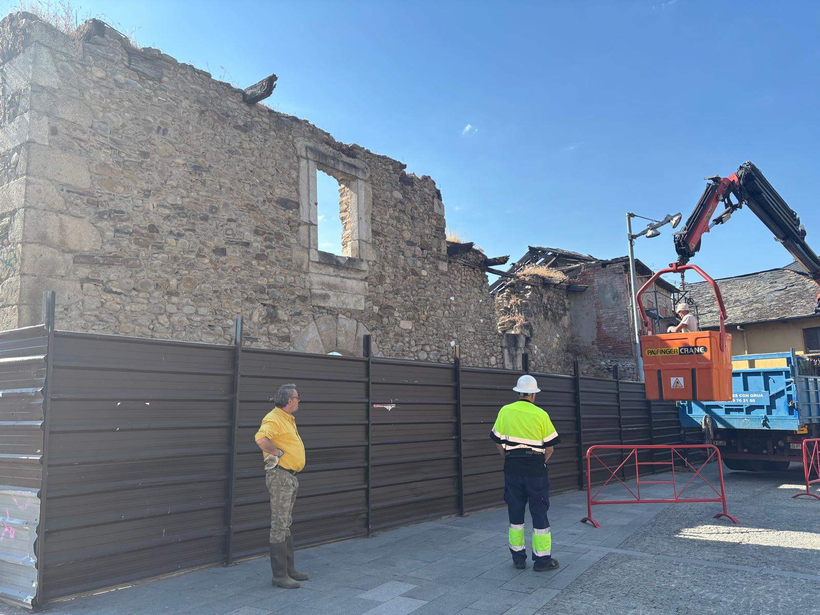 Obras de derrumbe de los edificios de la calle Gil y Carrasco (3)