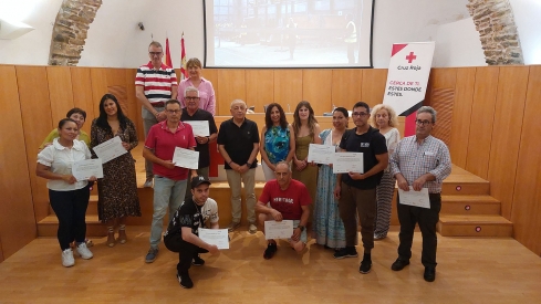 La concejala de Interculturalidad, Diversidad y Solidaridad, Ivelisse Martínez; el presidente de Cruz Roja Ponferrada, José Castro; y el gerente territorial de Servicio Sociales en León, Juan Antonio Orozco, junto a algunos de los graduados