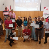 La concejala de Interculturalidad, Diversidad y Solidaridad, Ivelisse Martínez; el presidente de Cruz Roja Ponferrada, José Castro; y el gerente territorial de Servicio Sociales en León, Juan Antonio Orozco, junto a algunos de los graduados