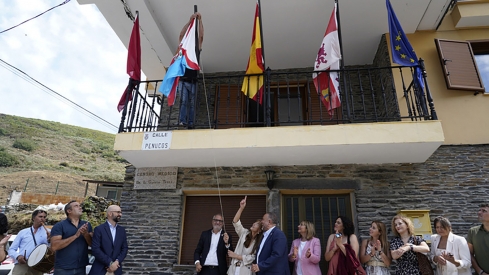 Izado de Peranzanes | Peranzanes revive 25 años después el primer izado de la Bandera del Bierzo con "identidad, historia y orgullo"