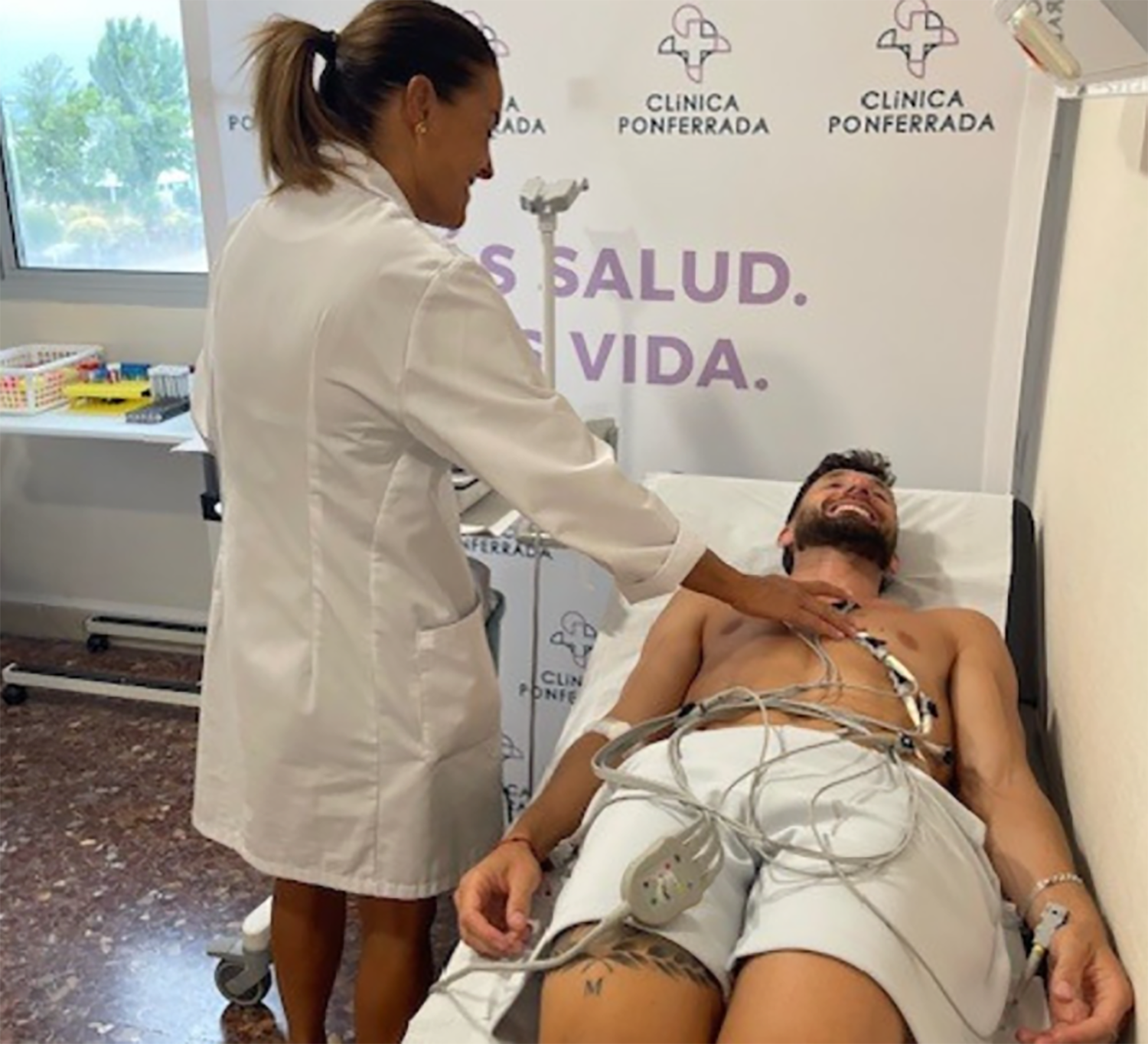 El jugador de la Ponferradina Borja Valle, durante el reconocimiento médico de la temporada 2025/2026
