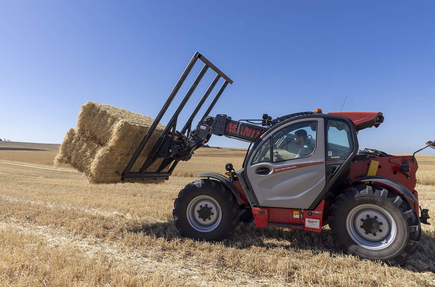 Susana Martín / ICAL. Bernardo García, joven ganadero en su explotación de la provincia de Salamanca | Burocracia y falta de rentabilidad, un freno al relevo generacional en el campo de Castilla y León