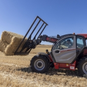 Susana Martín / ICAL. Bernardo García, joven ganadero en su explotación de la provincia de Salamanca | Burocracia y falta de rentabilidad, un freno al relevo generacional en el campo de Castilla y León