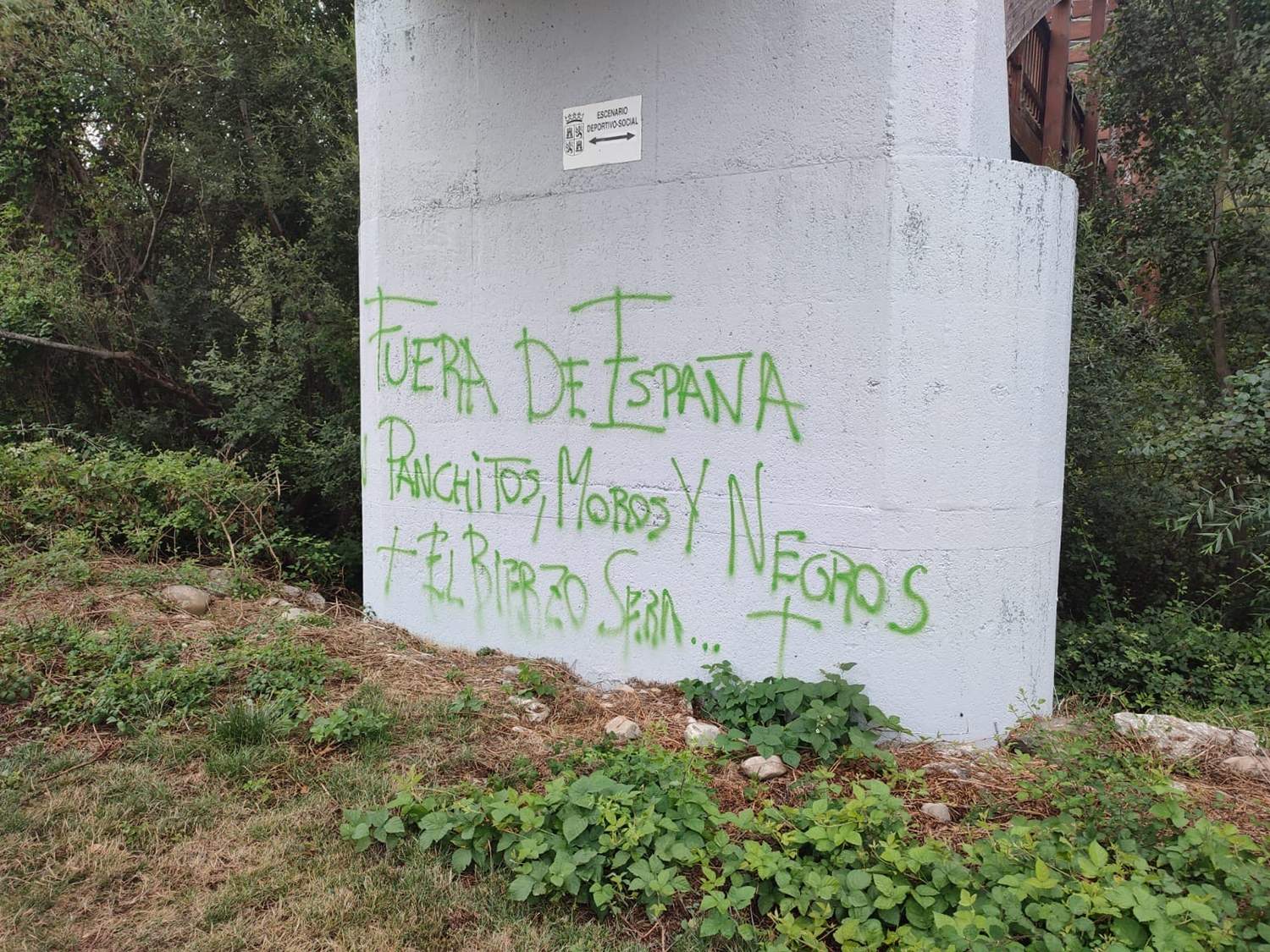 El PSOE de Ponferrada denuncia “pintadas xenófobas” en el paseo del río: "España para los españoles"