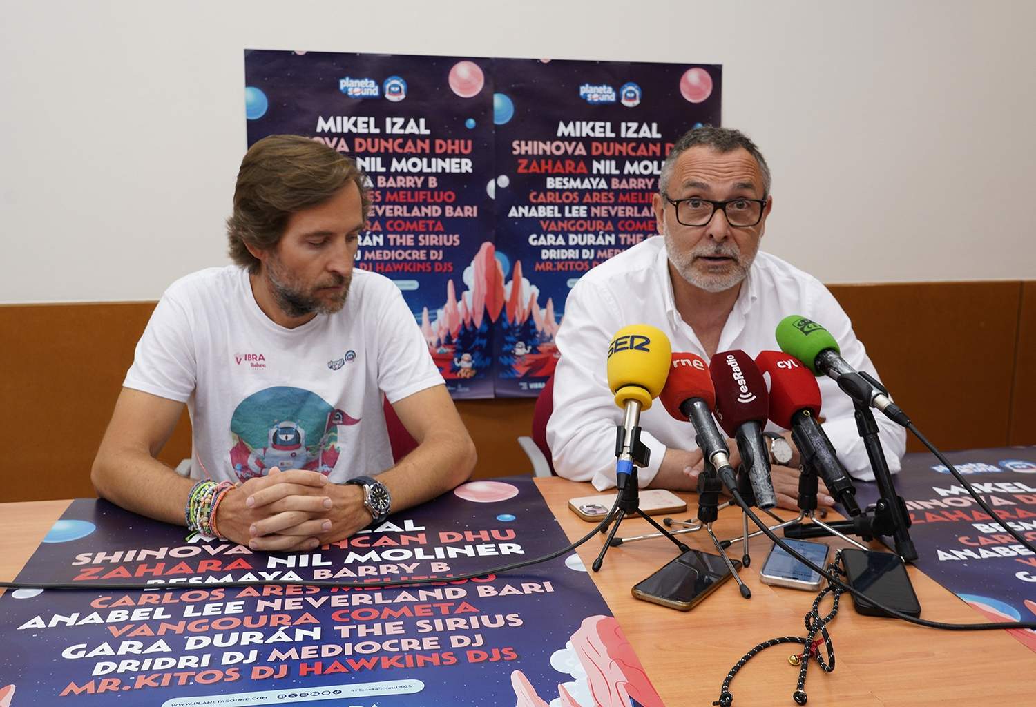César Sánchez / ICAL . El concejal de Fiestas del Ayuntamiento de Ponferrada, Carlos Cortina (D), durante la presentación del festival Planeta Sound junto a su director, Ángel Escuredo (I)