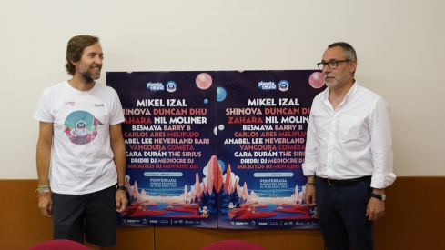 César Sánchez / ICAL . El concejal de Fiestas del Ayuntamiento de Ponferrada, Carlos Cortina (D), durante la presentación del festival Planeta Sound junto a su director, Ángel Escuredo (I)