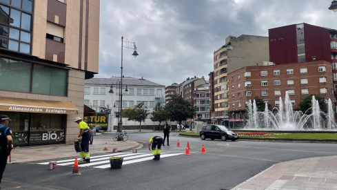 Obras de señalización en la rotonda Luis del Olmo | Ponferrada ultima las obras que conectan la Plaza Luis del Olmo con la avenida de España