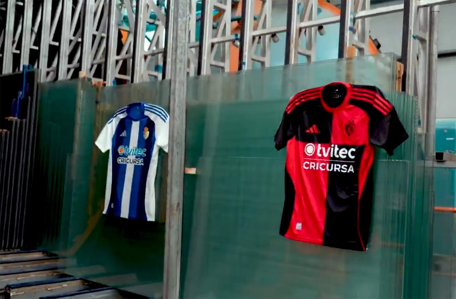 La Ponferradina presenta su nueva equipación en homenaje a los estadios del club: Esta es la 'armadura' berciana