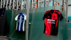 La Ponferradina presenta su nueva equipación en homenaje a los estadios del club: Esta es la 'armadura' berciana