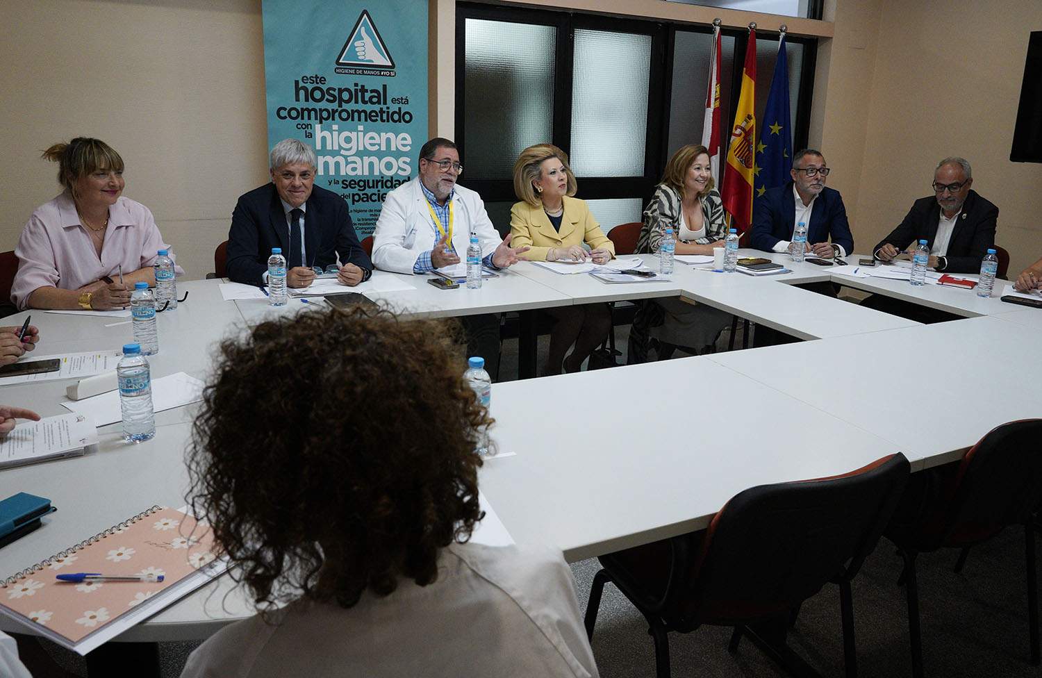 César Sánchez ICAL. La gerente regional de Salud, Violeta Martínez Pindado (C), preside la Comisión de seguimiento del Plan de Garantía Asistencial para El Bierzo.