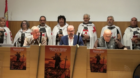 El alcalde de Ponferrada, Marco Morala, junto al alcalde de O Vicedo, Jesús Novo, durante la presentación de la 'VIII Romaxe Viquinga'