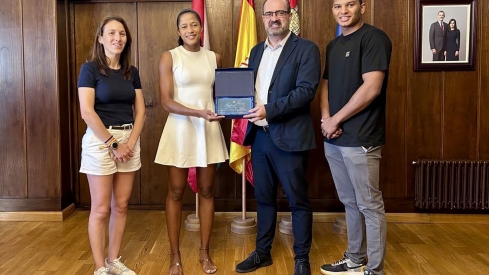 Reconocimiento en el Ayuntamiento de Ponferrada a la luchadora Débora Évora