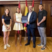 Reconocimiento en el Ayuntamiento de Ponferrada a la luchadora Débora Évora