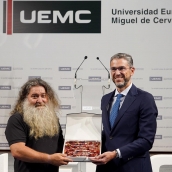 Miriam Chacón ICAL . El viticultor berciano Raúl Pérez, una de las figuras más destacadas del vino español contemporáneo, recibe en el marco del curso de verano ‘La trastienda del vino’, el Premio Fundación UEMC.