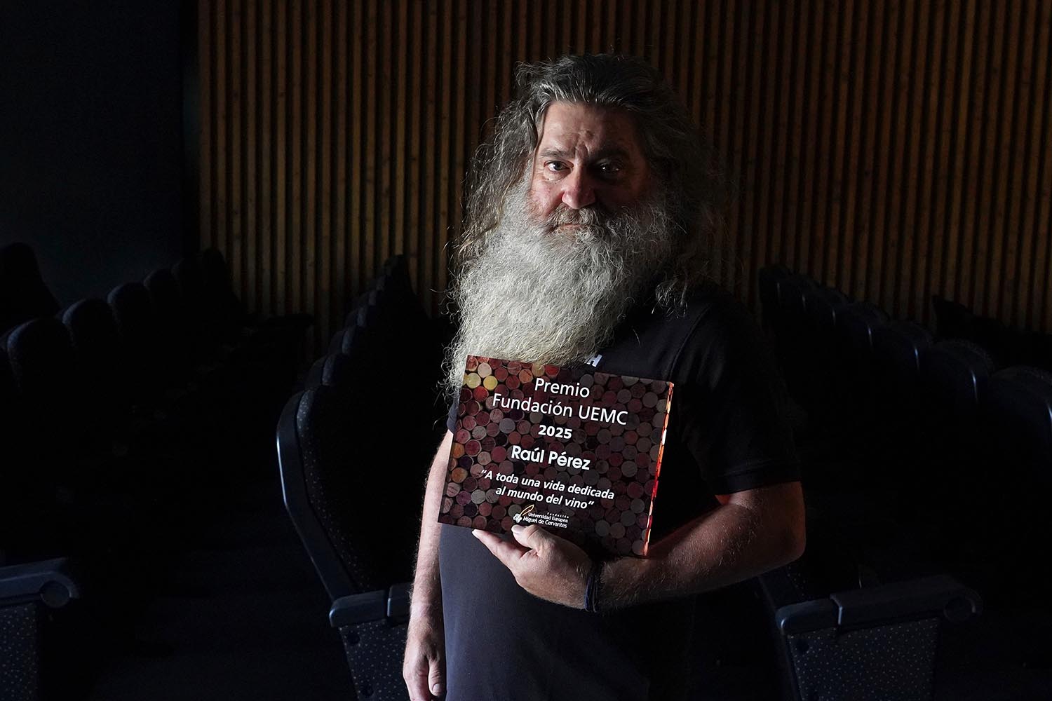 Miriam Chacón ICAL . El viticultor berciano Raúl Pérez, una de las figuras más destacadas del vino español contemporáneo, recibe en el marco del curso de verano ‘La trastienda del vino’, el Premio Fundación UEMC