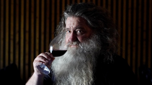 Miriam Chacón ICAL . El viticultor berciano Raúl Pérez, una de las figuras más destacadas del vino español contemporáneo, recibe en el marco del curso de verano ‘La trastienda del vino’, el Premio Fundación UEMC (2