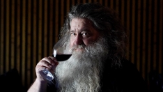 Miriam Chacón ICAL . El viticultor berciano Raúl Pérez, una de las figuras más destacadas del vino español contemporáneo, recibe en el marco del curso de verano ‘La trastienda del vino’, el Premio Fundación UEMC (2 Miriam Chacón ICAL . El viticultor berciano Raúl Pérez, una de las figuras más destacadas del vino español contemporáneo, recibe en el marco del curso de verano ‘La trastienda del vino’, el Premio Fundación UEMC (2