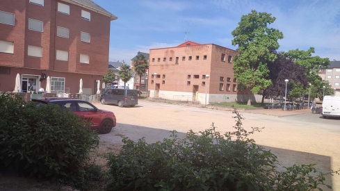 Plaza de Los Cantos de Cuatrovientos. PSOE Ponferrada | La reforma de la plaza de Los Cantos en Cuatrovientos queda desierta por falta de ofertas
