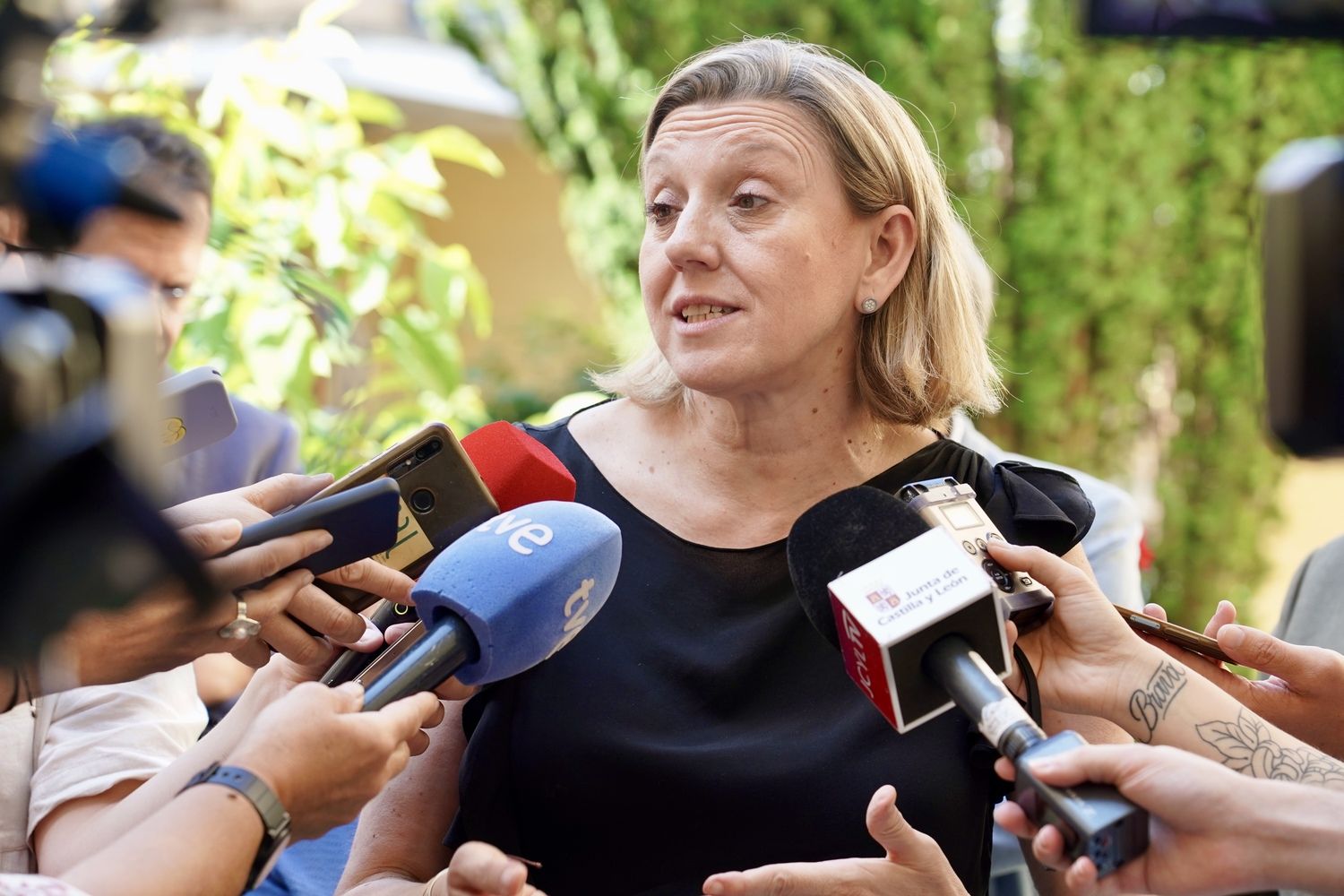 La vicepresidenta de la Junta y consejera de Familia e Igualdad de Oportunidades visita un centro social de Cáritas Diocesana de Astorga | Campillo / ICAL La vicepresidenta de la Junta y consejera de Familia e Igualdad de Oportunidades visita un centro social de Cáritas Diocesana de Astorga | Campillo / ICAL