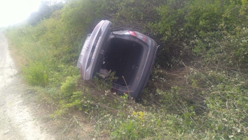 Imagen del coche volcado en el suceso | Herida leve tras salirse de la via en la A-6 a la altura de Congosto