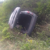 Imagen del coche volcado en el suceso | Herida leve tras salirse de la via en la A-6 a la altura de Congosto