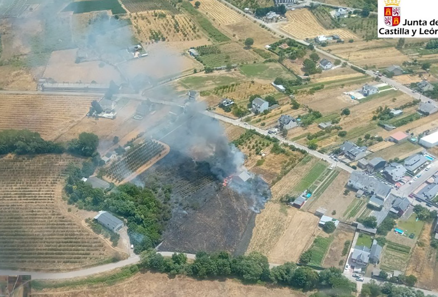 Imagen del incendio en Cacabelos cedida por la JCYL | Cacabelos "da por controlado" su segundo incendio en menos de 24 horas Imagen del incendio en Cacabelos cedida por la JCYL | Cacabelos "da por controlado" su segundo incendio en menos de 24 horas