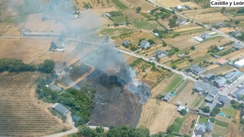 Imagen del incendio en Cacabelos cedida por la JCYL | Cacabelos "da por controlado" su segundo incendio en menos de 24 horas
