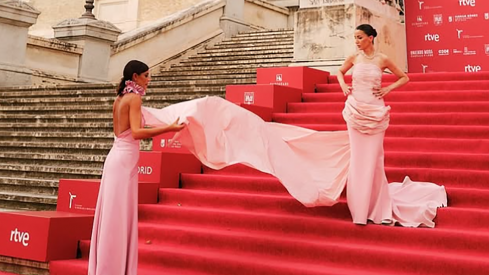 Silvia Fernández junto Alexandra Pereira. Redes sociales de Silvia Fernández | El Bierzo 'da puntada' en los Premios de la Moda Española gracias a Silvia Fernández 
