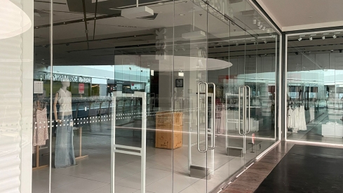 Tienda de Bershka en Ponferrada | Bershka 'baja su persiana' en Ponferrada tras más de 20 años y se despide de la capital del Bierzo