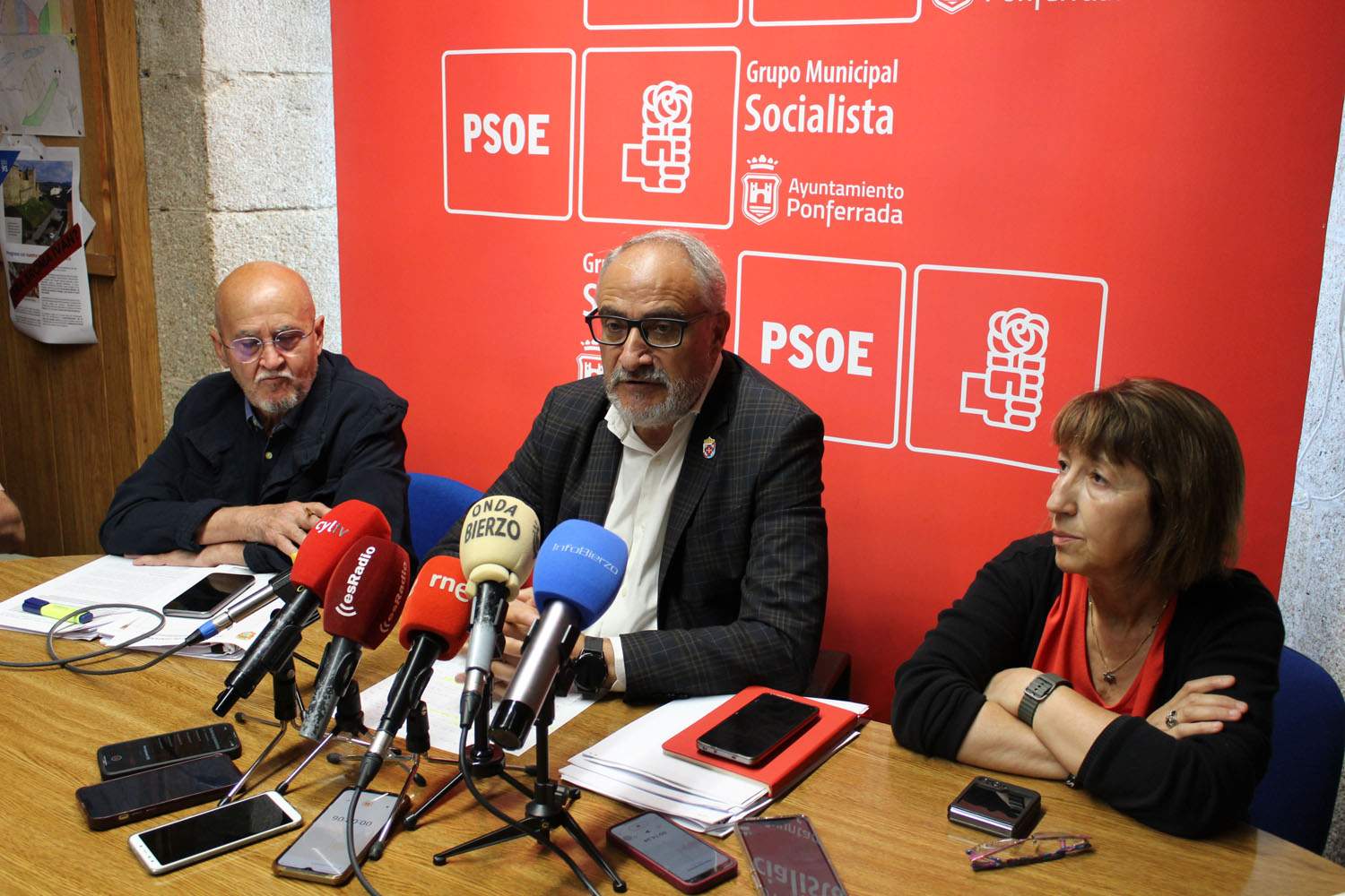 El portavoz del PSOE en el Ayuntamiento de Ponferrada, Olegario Ramón (C), junto a los concejales Pedro Fernández (I), y Mabel Fernández, durante su comparecencia para hablar de la reciente sentencia sobre la red de calor de la ciudad