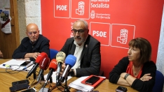 El portavoz del PSOE en el Ayuntamiento de Ponferrada, Olegario Ramón (C), junto a los concejales Pedro Fernández (I), y Mabel Fernández, durante su comparecencia para hablar de la reciente sentencia sobre la red de calor de la ciudad