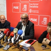 El portavoz del PSOE en el Ayuntamiento de Ponferrada, Olegario Ramón (C), junto a los concejales Pedro Fernández (I), y Mabel Fernández, durante su comparecencia para hablar de la reciente sentencia sobre la red de calor de la ciudad