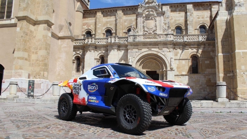 Este es el coche con el que el aventurero leonés Jesús Calleja participará en el Dakar 2026 (2