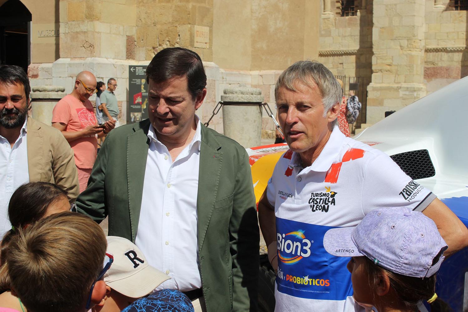 Mañueco y Jesús Calleja en la presentación del coche del Dakar 2026