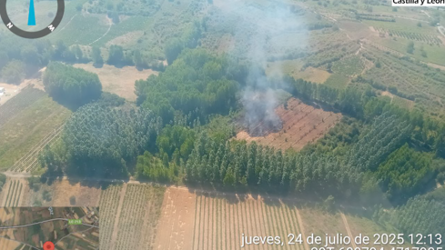 Imágenes aéreas del incendio forestal en Narayola. Junta de CyL | Medios aéreos y terrestres controlan un incendio forestal entre Camponaraya y Cacabelos 