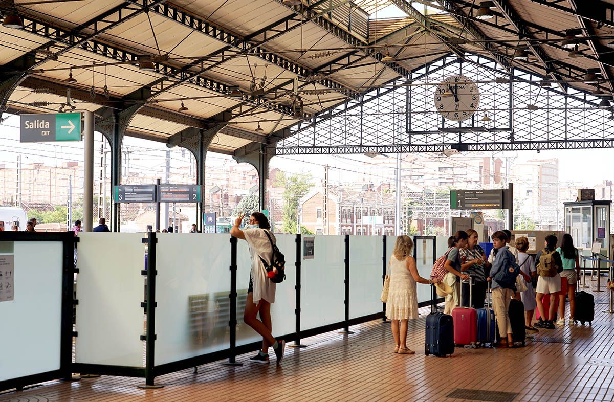 Viajeros esperando la llegada de un tren en la estación Campo Grande de Valladolid